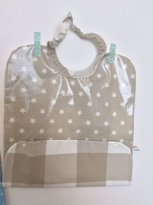 Bavoir enduit beige par Mathilde coud pour L