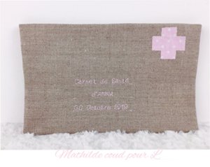 Carnet de santé lin rose par Mathilde coud pour L